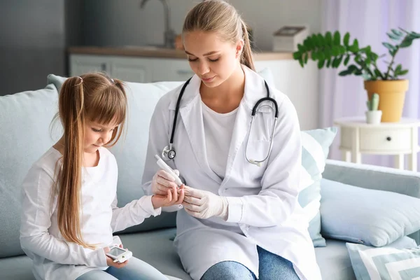 Médico toma de muestra de sangre de la niña diabética en casa — Foto de Stock