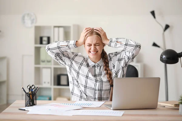 Portrait of angry woman in office — Stock Photo, Image