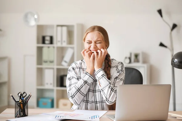 Portrait of angry woman in office — Stock Photo, Image