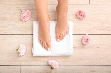 Güzellik salonunda spa pedikür tedavisi sonrası genç kadın