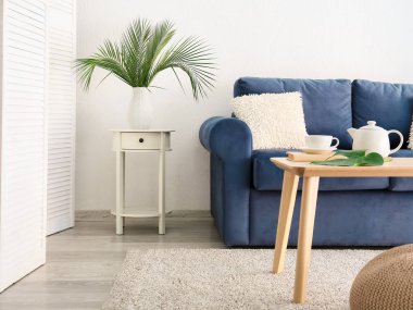 Kanepe, masa ve çiçek dekoru ile modern oda iç