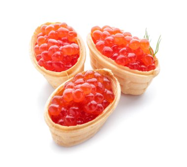 Tartlets beyaz zemin üzerine kırmızı havyar ile