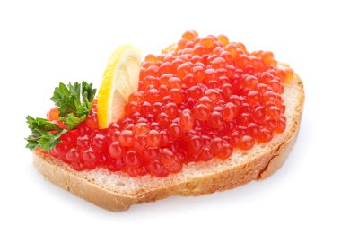 Beyaz arka plan üzerinde kırmızı havyar ve limon ile ekmek Dilim