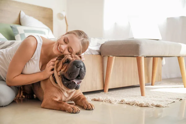 Donna felice con cane carino in camera da letto — Foto Stock