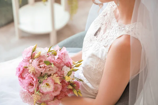 Beautiful young bride with bouquet before wedding ceremony at home, closeup — Stock Photo, Image