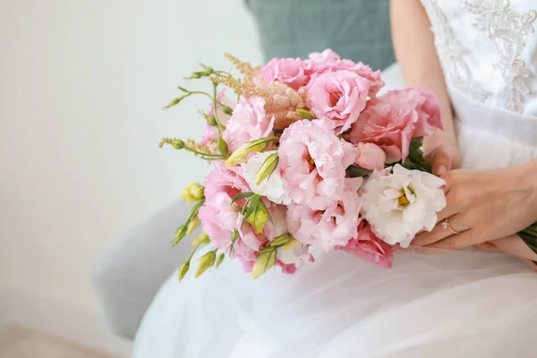 Krásná mladá nevěsta s kyticí před svatebním obřadem doma, uzavřena — Stock fotografie