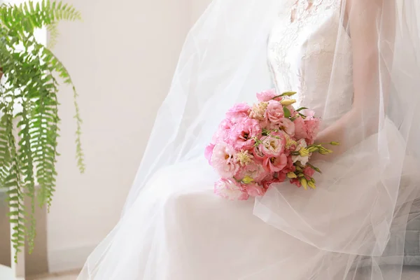 Krásná mladá nevěsta s kyticí před svatební obřadností doma — Stock fotografie