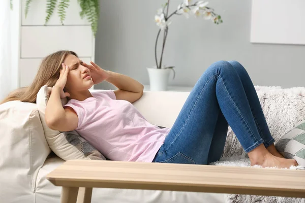 Jovem estressada em casa — Fotografia de Stock