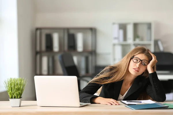 Stressed young woman at workplace — Stock Photo, Image