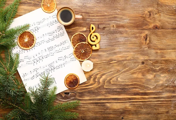 Hojas de notas, taza de café y decoración de Navidad sobre fondo de madera —  Fotos de Stock