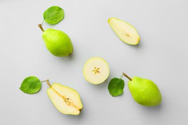 Gri arka planda yaprakları ile lezzetli taze armut