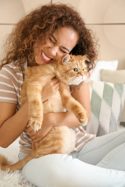 Jovem afro-americana com gato bonito em casa — Fotografia de Stock