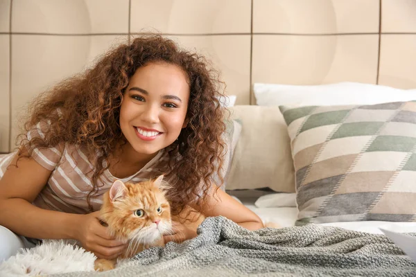 Jovem afro-americana com gato bonito em casa — Fotografia de Stock