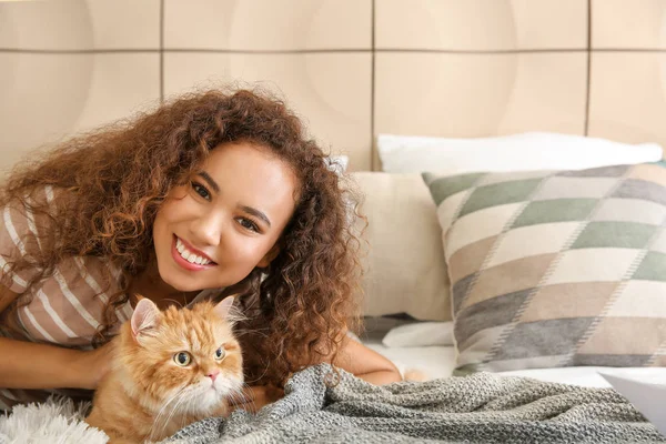 Tineri afro-americani femeie cu pisică drăguță la domiciliu — Fotografie, imagine de stoc