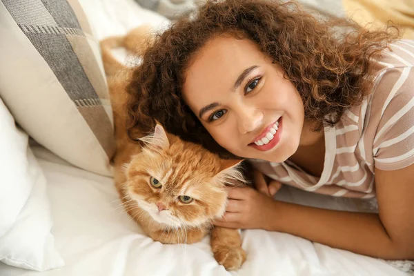 年轻的非洲裔美国妇女与可爱的猫在家里 — 图库照片