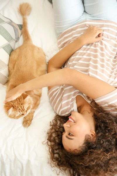 自宅でかわいい猫を持つ若いアフリカ系アメリカ人の女性 — ストック写真