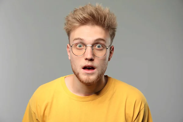 Portrait of surprised man on grey background — Stock Photo, Image