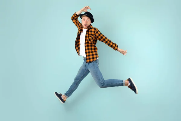 Portrait of jumping surprised man on color background — Stock Photo, Image