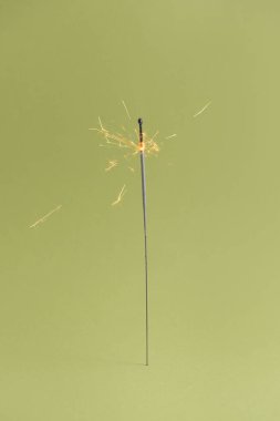 Neşeli Noel maytap renk arka plan üzerinde