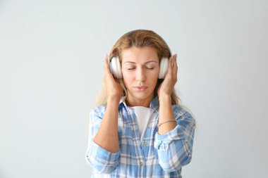 Güzel genç kadın ışık arka plan müzik dinlerken