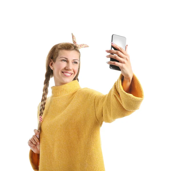 Krásná mladá žena přičemž selfie na bílém pozadí — Stock fotografie