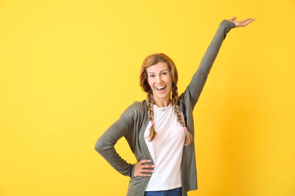 Beautiful happy young woman on color background — Stock Photo, Image