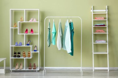 Modern soyunma odasının şık iç mekanı.