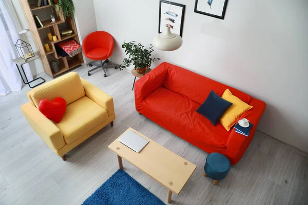 Stilvolles Interieur des Wohnzimmers mit hellen Möbeln — Stockfoto