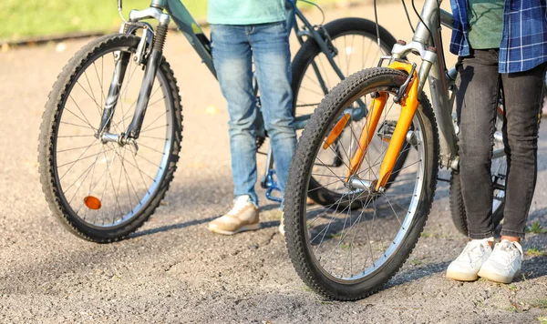 Lindos niños montando bicicletas al aire libre — Foto de Stock