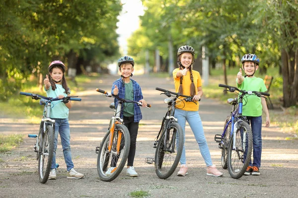 Schattige kinderen rijden fietsen buitenshuis — Stockfoto