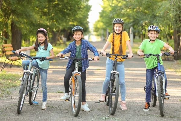 Schattige kinderen rijden fietsen buitenshuis — Stockfoto