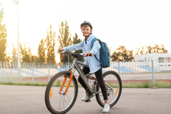 Милий хлопчик їде на велосипеді на відкритому повітрі — стокове фото