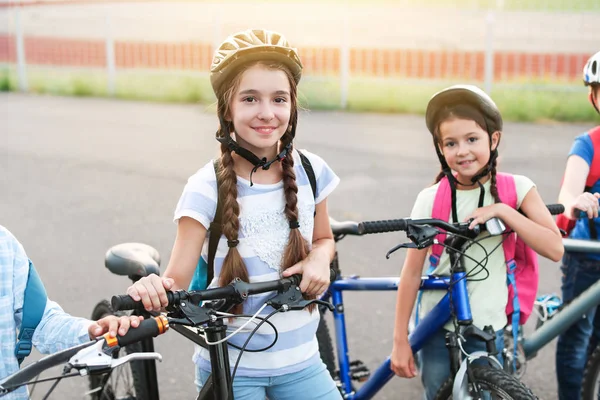 Crianças bonitos andar de bicicleta ao ar livre — Fotografia de Stock