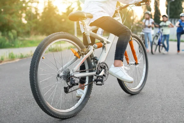 Lindos niños montando bicicletas al aire libre —  Fotos de Stock