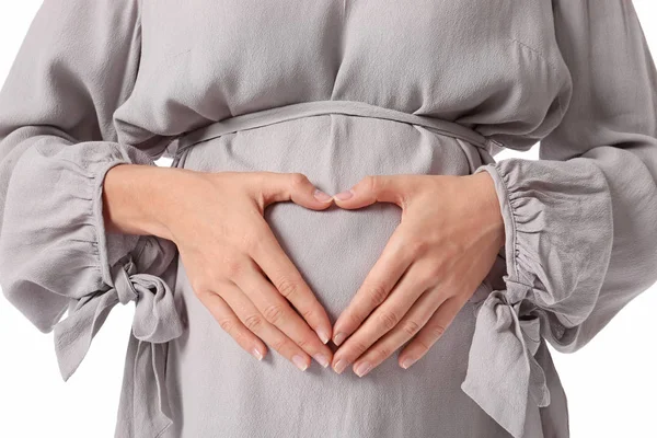 Fiatal terhes nő, hogy szíve a kezét a fehér háttér, Vértes — Stock Fotó