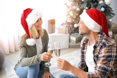 Mutlu çift Noel arifesinde evde şampanya içme