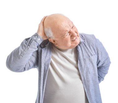 Beyaz arka planda baş ağrısı çeken kıdemli adam