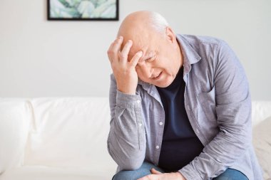 Üst düzey adam evde baş ağrısı acı