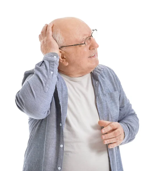 Starší muž trpící bolestmi hlavy na bílém pozadí — Stock fotografie