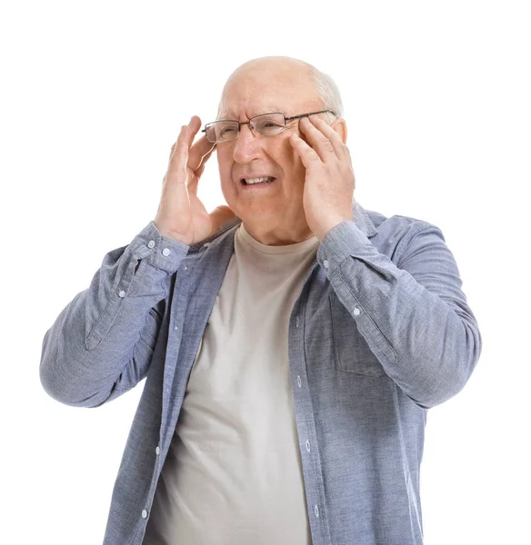 Uomo anziano che soffre di mal di testa su sfondo bianco — Foto Stock