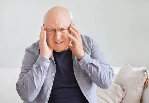 Senior férfi szenved fejfájás otthon — Stock Fotó