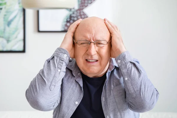 Üst düzey adam evde baş ağrısı acı — Stok fotoğraf