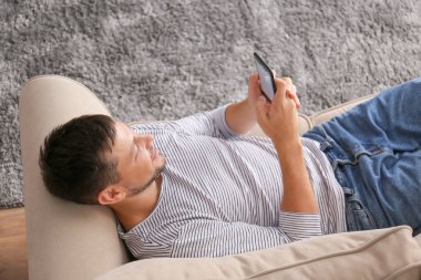 Cep telefonu ile Adam evde rahatlatıcı