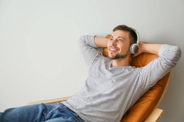 Evde rahatlatıcı kulaklıklı adam