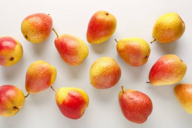 Hafif arka planda tatlı olgun armut