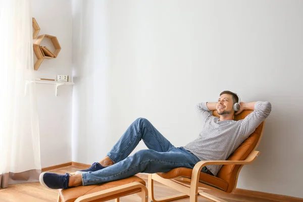 Man with headphones relaxing at home — Φωτογραφία Αρχείου