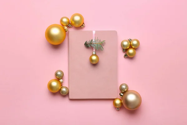 Frumos decor de Crăciun cu notebook pe fundal color — Fotografie, imagine de stoc