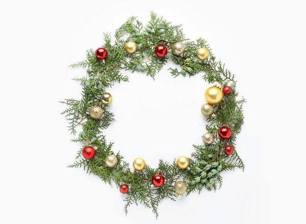 Hermosa composición de Navidad sobre fondo blanco — Foto de Stock