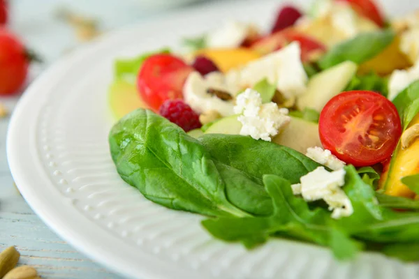 Salada saborosa em prato, close-up — Fotografia de Stock