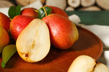 Tabakta lezzetli taze armut, closeup